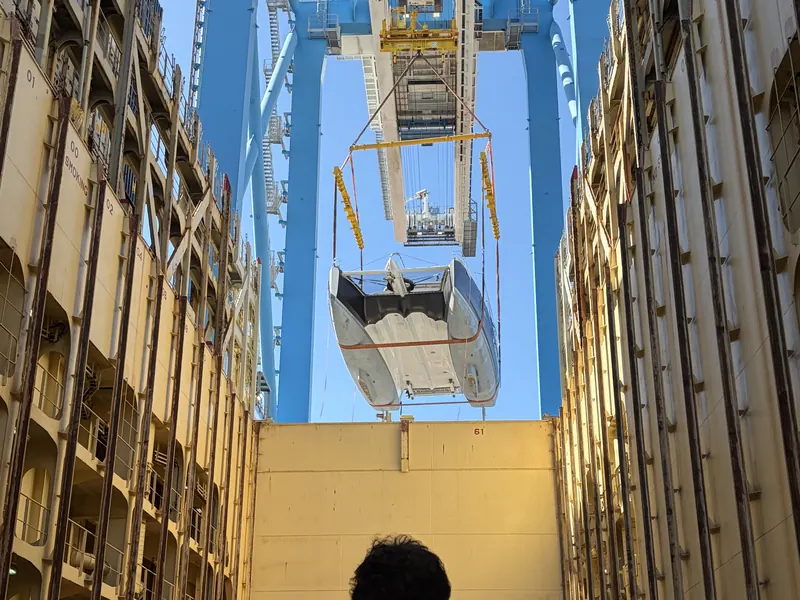 Fos-sur-Mer · Lagoon Sixty 5 · déchargement d'un cargo