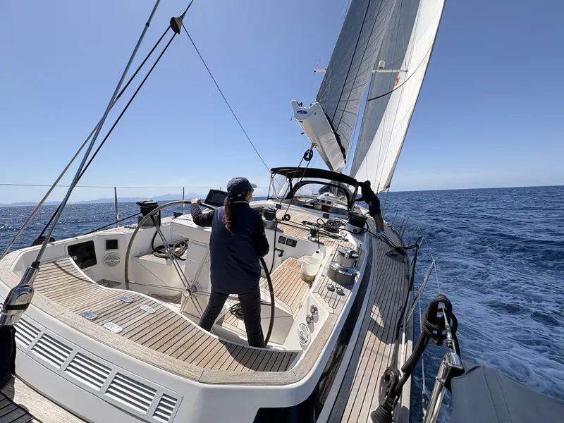 Swan 77 · En navigation en Méditerranée, avec l'équipage